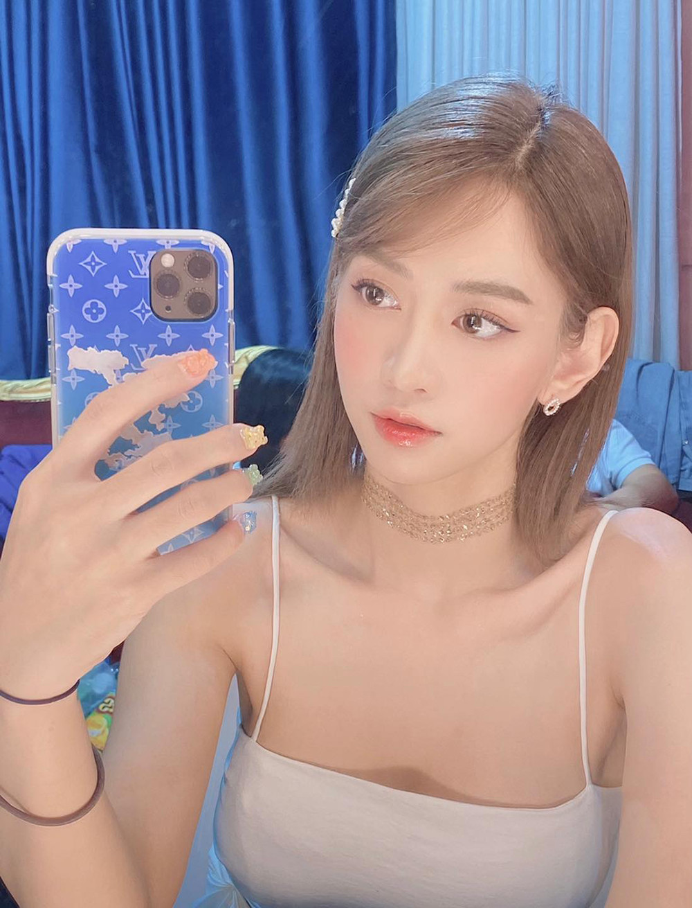 Lê Bống được biết đến là hot girl, Tiktoker nổi đình đám khi sở hữu thân hình bốc lửa. Tên thật của cô nàng là Lê Xuân Anh, sinh năm 1995 ở Hà Nội. Hiện cô đang sống và làm việc ở TP.Hồ Chí Minh.