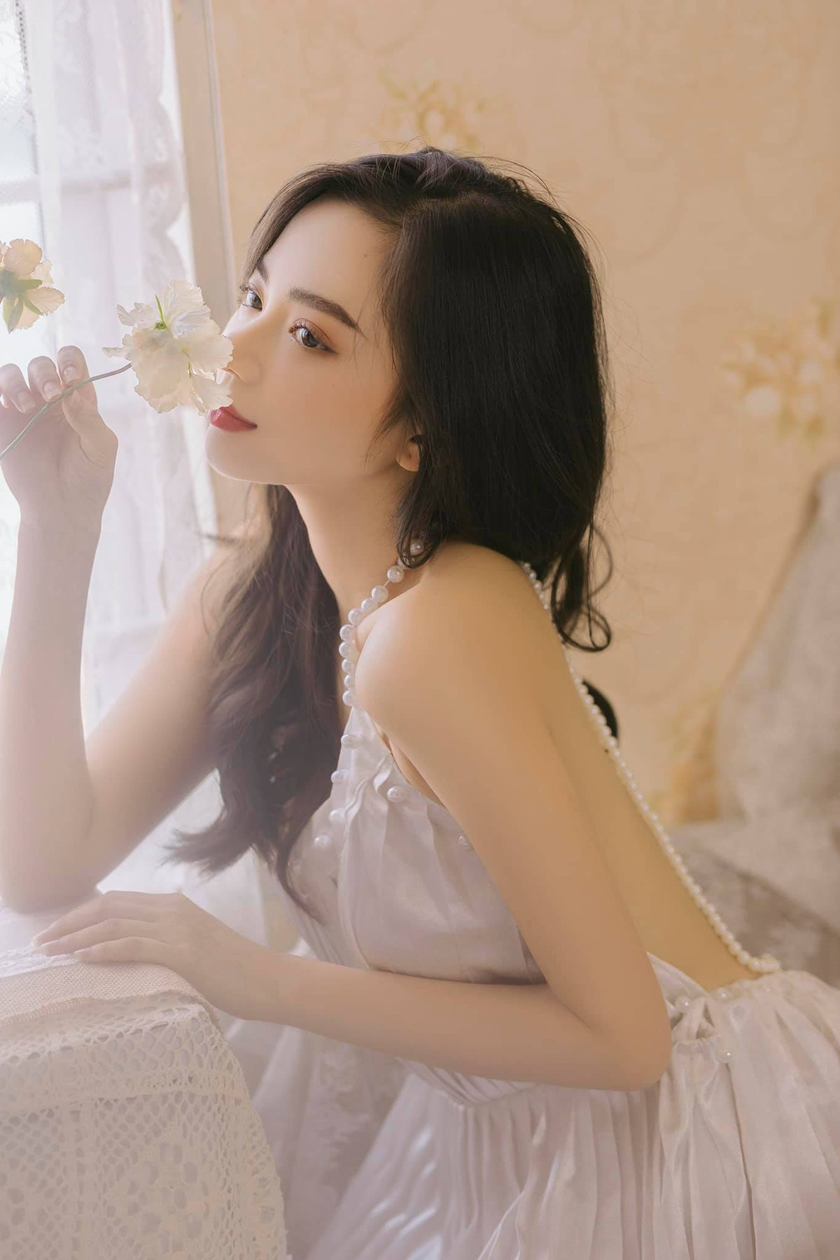 Kim Chi tự nhận xét mình khá lận đận trong chuyện tình cảm. 9X chia sẻ từng tỏ tình 2 lần nhưng đều bị từ chối. "Mình nhanh quên lắm và không phải tuýp con gái lụy tình nên đến giờ vẫn kệ, bao giờ duyên tới thì nhận".