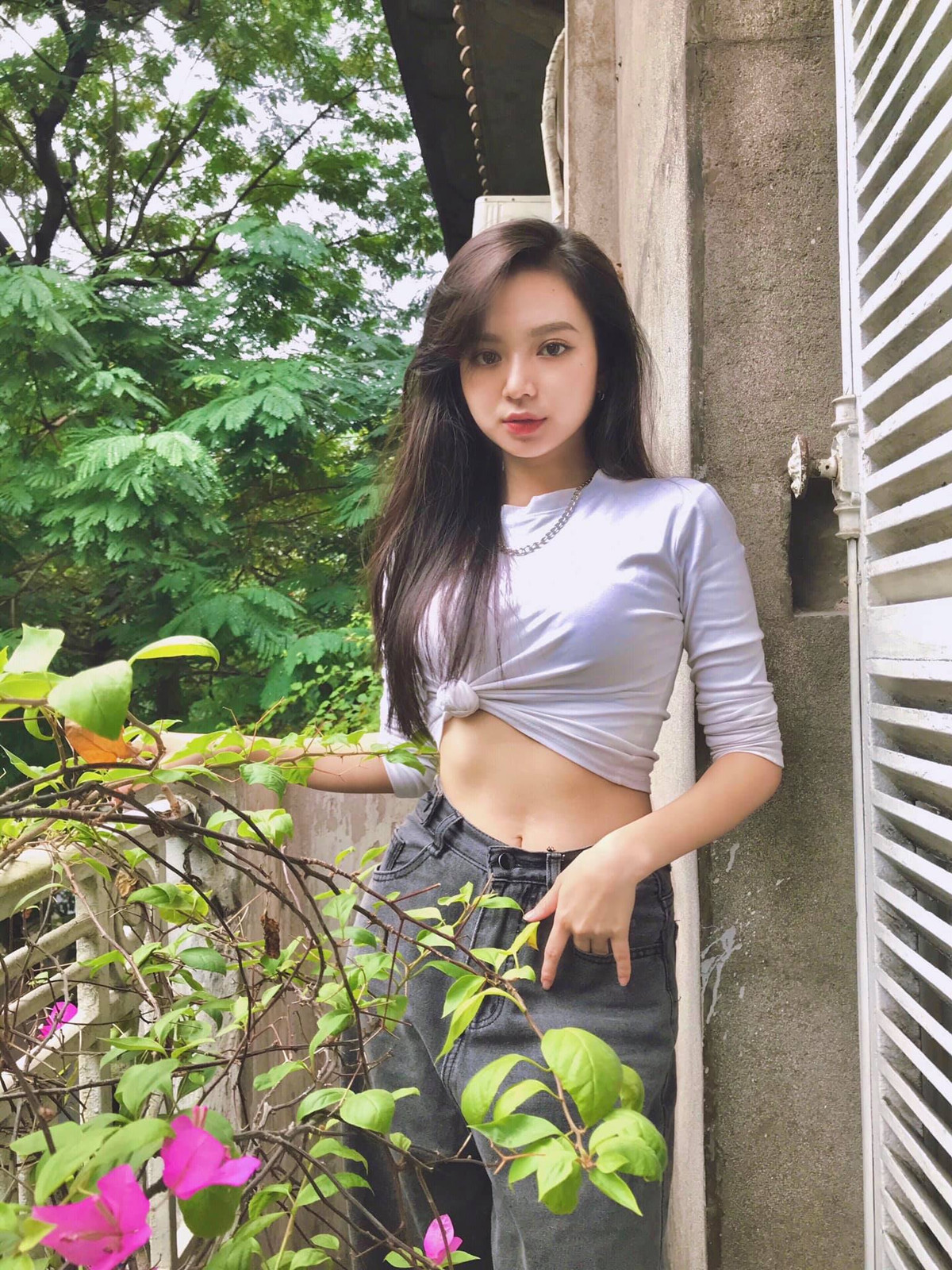 Cô gái trẻ từng trả lời phỏng vấn rằng bản thân theo đuổi phong cách gợi cảm, luôn thích chơi ngông và nổi loạn.