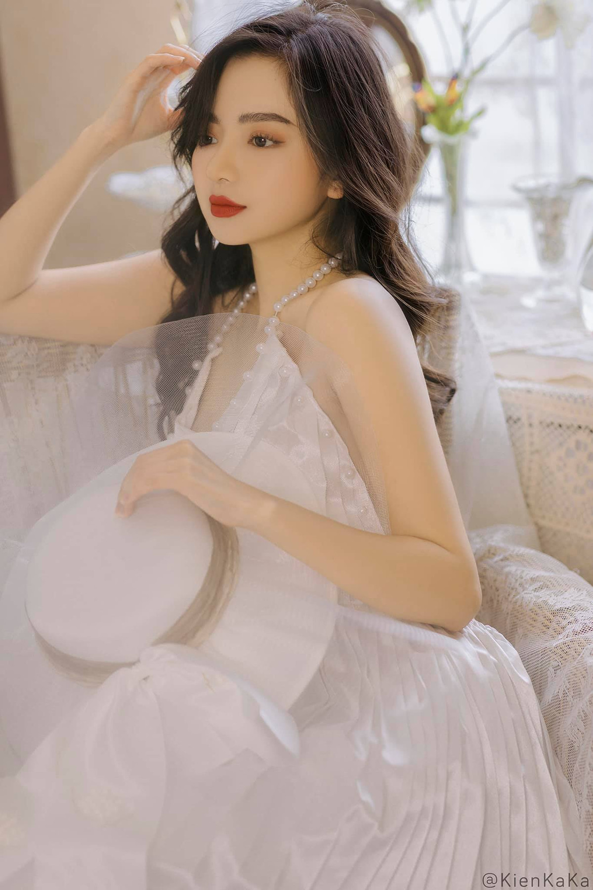 Mọi người xung quanh thường nhận xét Chi là cô gái mạnh mẽ, hòa đồng và nhiệt huyết.