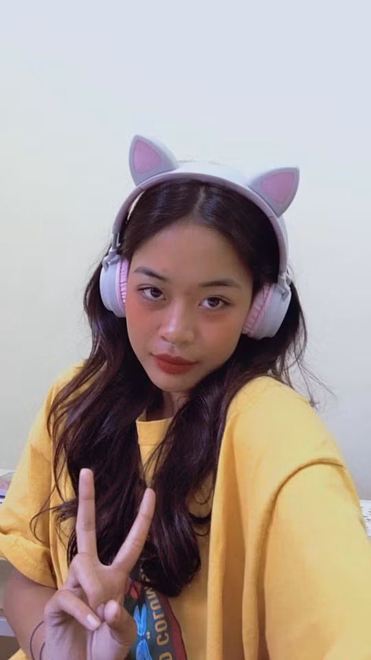 Hiện tại, cô được giữ lại làm trợ giảng. Tuy nhiên, cô gái 18 tuổi không có ý định tham gia cuộc thi về nhan sắc hay người mẫu chuyên nghiệp.