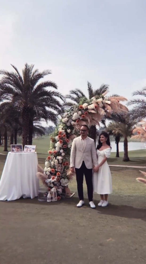 MC Thu Hoài cũng đã tiết lộ không gian tuyệt đẹp của buổi tiệc này chính là sân golf - địa điểm se duyên cho nàng MC và ông xã giám đốc Học viện golf.