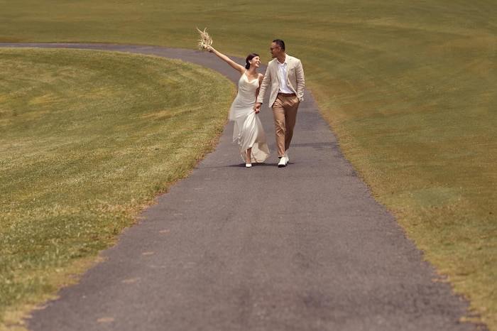 Các bộ ảnh hai người từng thực hiện mà gần nhất là loạt ảnh cưới cũng chọn không gian này làm bối cảnh chính.