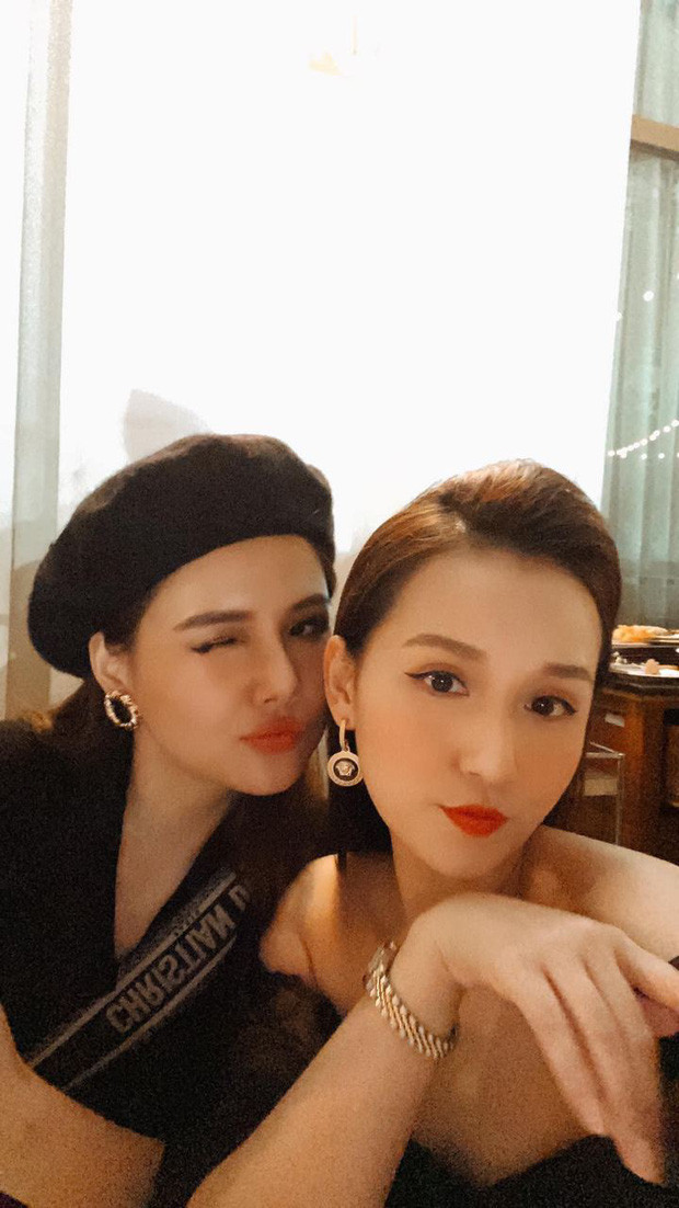 Phanh Lee lại toát lên vẻ ngoài sang chảnh, đúng chuẩn phu nhân hào môn cùng đàn chị Lã Thanh Huyền.