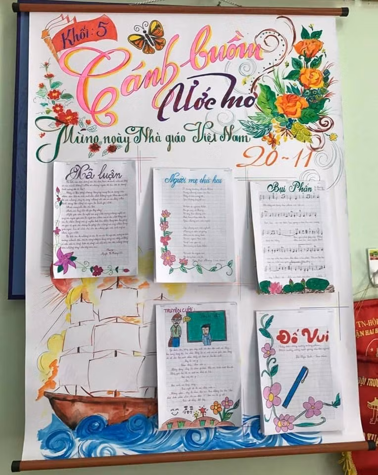 Báo tường thường bao gồm các bài thơ, bài hát, mẩu chuyện nhỏ được học sinh nâng niu chép tay và trang trí.