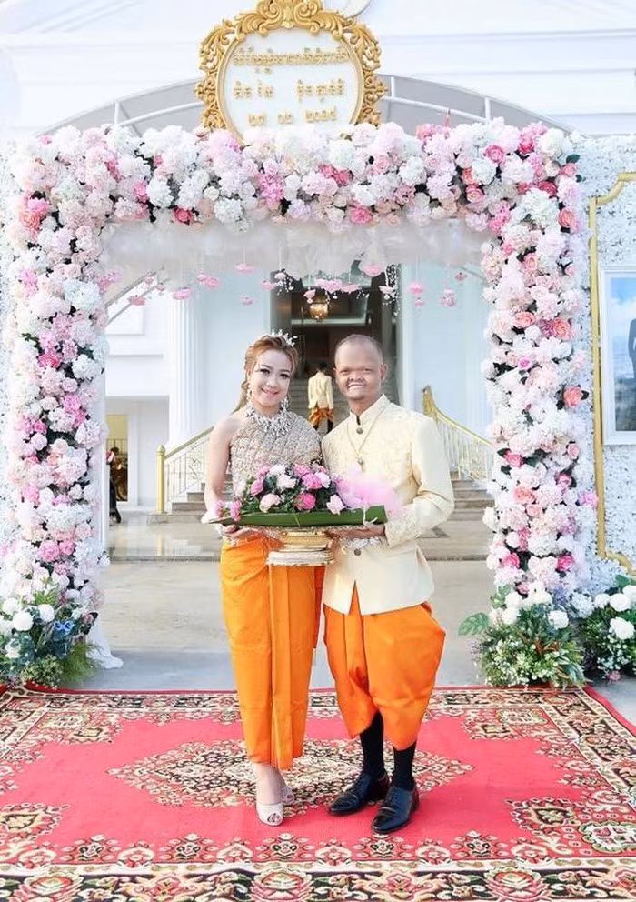 Cặp đôi trở nên nổi tiếng vì cô gái Nong Kwan sở hữu gương mặt xinh đẹp, da trắng thì anh chàng Lae Joi lại có ngoại hình xấu xí, "dị thường", bị cho rằng không cân xứng với vợ.