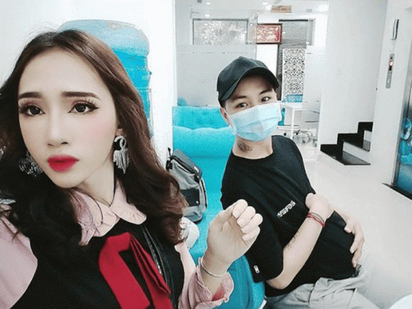Minh Anh biết được lợi thế ngoại hình của mình là vóc dáng và chiều cao nên cô thường lựa chọn trang phục làm tôn lên ngoại hình mảnh mai và cuốn hút của mình, Minh Anh ghi điểm với người đối diện bởi phong cách gợi cảm.