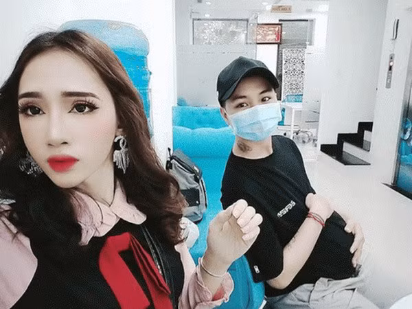 Minh Anh biết được lợi thế ngoại hình của mình là vóc dáng và chiều cao nên cô thường lựa chọn trang phục làm tôn lên ngoại hình mảnh mai và cuốn hút của mình, Minh Anh ghi điểm với người đối diện bởi phong cách gợi cảm.