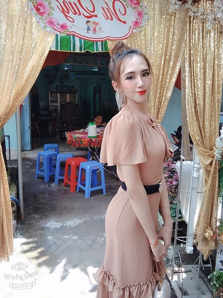 Trước đó, Minh Anh thường tham gia các cuộc thi nhan sắc dành cho người chuyển giới và không ít lần đạt giải.