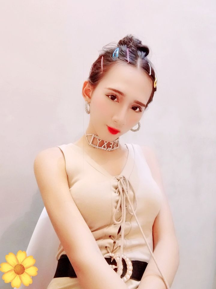 Minh Anh luôn mặc trang phục tôn dáng, thường có điểm nhấn nổi bật hoặc lấp lánh cầu kỳ.