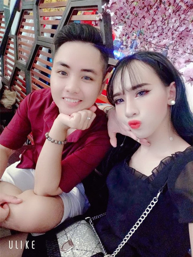 Cặp đôi hoán đổi giới tính này đã từng khiến cư dân mạng trầm trồ ghen tị từ những hình ảnh hạnh phúc của họ khi chào đón đứa con đầu lòng.