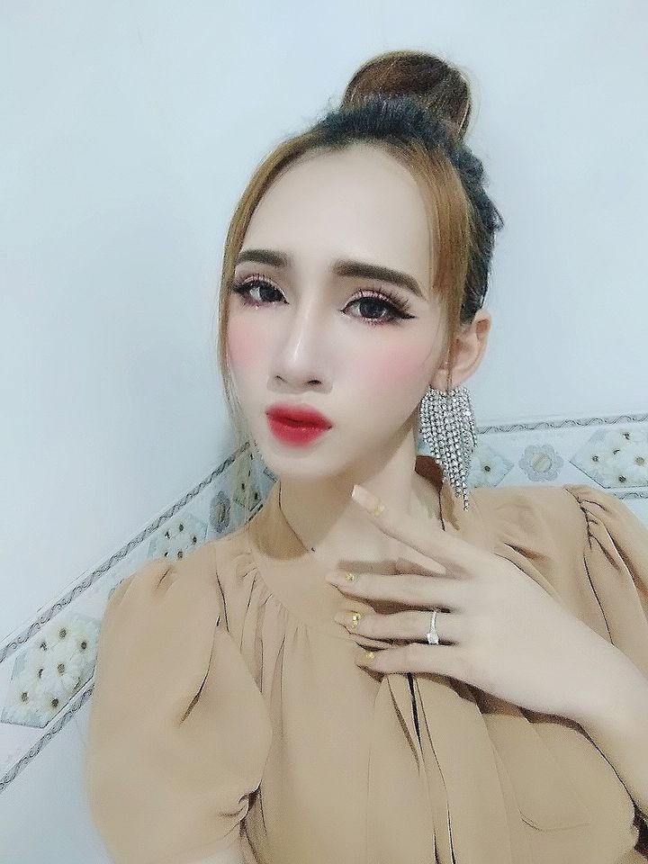 Được biết, Minh Anh được tài trợ phẫu thuật ngực. Từ đó, cô gái này cũng trở nên tự tin hơn.
