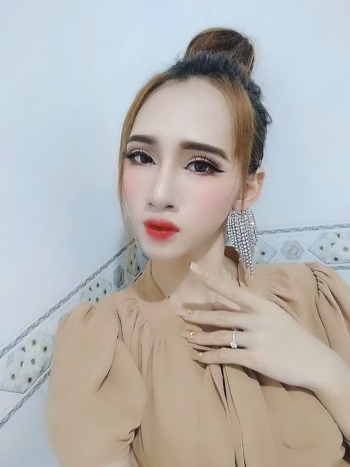 Được biết, Minh Anh được tài trợ phẫu thuật ngực. Từ đó, cô gái này cũng trở nên tự tin hơn.