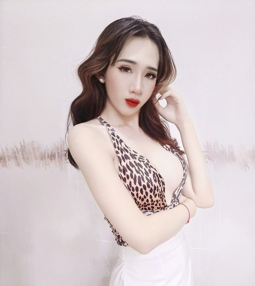 Minh Anh ngày càng ăn mặc táo bạo, gợi cảm hơn trong vài tháng trở lại đây. Cô không thường xuyên xuất hiện cùng chồng mình như trước nữa.