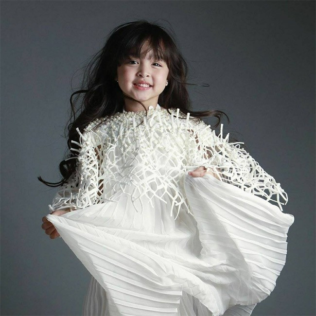 Các khán giả đều đồng tình rằng cô nhóc có rất nhiều nét giống mẹ.