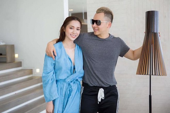 Cùng là "gà cưng" của Vũ Khắc Tiệp, Quỳnh Hương thời điểm mới lộ diện được gọi là "bản sao thơ ngây" của nữ hoàng nội y Ngọc Trinh khi sở hữu vẻ đẹp trong trẻo, ngọt ngào.