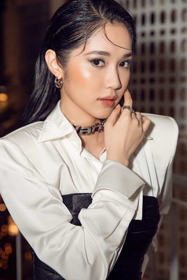 Hot girl này chỉ thực sự gây chú ý khi “lột xác” với hình ảnh hoàn toàn mới mẻ. Từ một cô gái 17 tuổi còn non nớt theo chân Vũ Khắc Tiệp, Quỳnh Hương ngày càng trưởng thành, ăn mặc hiện đại hơn ngay cả trong sự kiện lẫn đời thường.