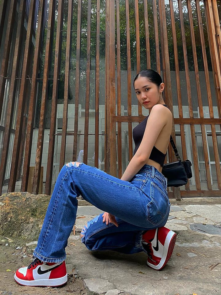 Quỳnh Hương cũng cho biết cô luôn ngưỡng mộ Ngọc Trinh ở cách sống khiến người ta phải nể nhưng không lấy đàn chị ra làm hình mẫu trong công việc.