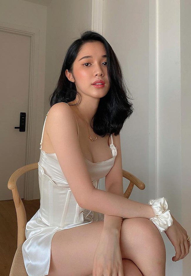 Với nhan sắc trẻ trung, ngọt ngào và vóc dáng nuột nà, nhiều người kỳ vọng rằng Quỳnh Hương sẽ "soán ngôi" đàn chị Ngọc Trinh.