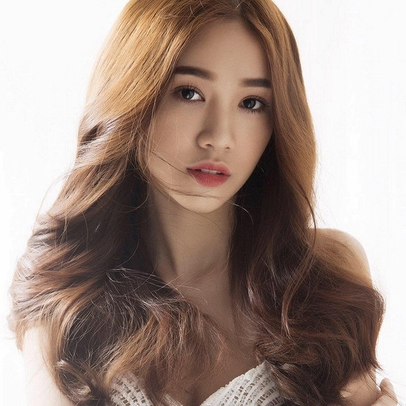 "Gà cưng" của Khắc Tiệp được ông bầu tích cực đẩy mạnh tên tuổi khi đưa đến dự nhiều sự kiện lớn.