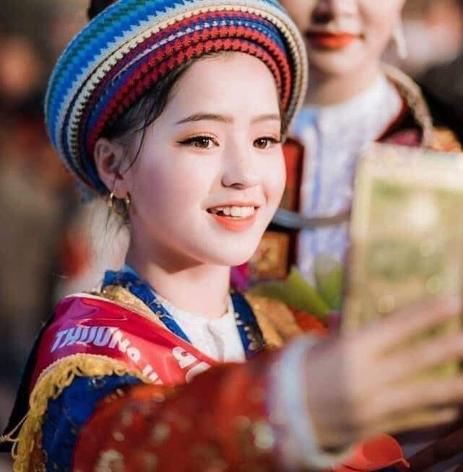 Hình ảnh cô bé bán lê trong trang phục dân tộc gây xao xuyến.