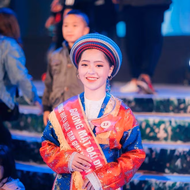 Sau khi nổi tiếng, cô bạn có tham gia cuộc thi lựa chọn gương mặt đại diện thương hiệu cho Lễ hội hoa tam giác mạch tỉnh Hà Giang. Dù không phải là người được lựa chọn, tuy nhiên Vàng Thị Sinh vẫn để lại ấn tượng trong lòng người xem khi khoác lên mình bộ trang phục dân tộc bắt mắt.