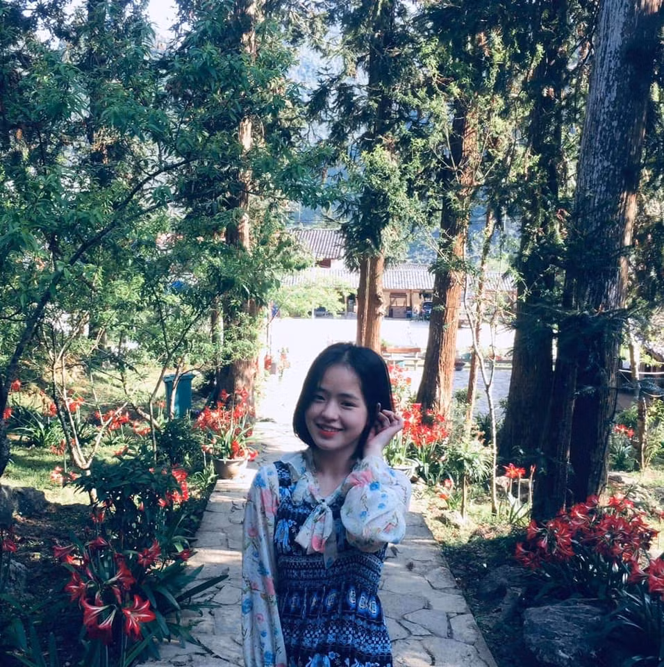 Trang cá nhân chính thức của Vàng Thị Sinh đang có hơn 35 ngàn người theo dõi, trong phần giới thiệu, Sinh cho biết mình đang độc thân. Cô gái này cũng sở hữu đầy đủ các tài khoản mạng xã hội như Youtube, Instagram, Twitter,... với lượng tương tác ổn định.