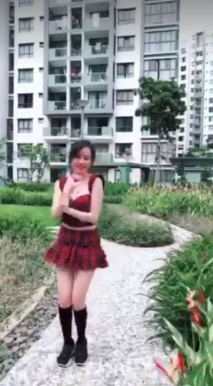 Sau một thời gian dài không còn rùm beng trên MXH, mới đây hot girl xứ Nghệ gây bất ngờ khi tung đoạn clip nhảy nhót vô cùng quyến rũ. Trong clip Bà Tưng mặc bộ váy ngắn màu đỏ quyến rũ, áo 2 dây trễ cổ để hở vòng 1 táo bạo.