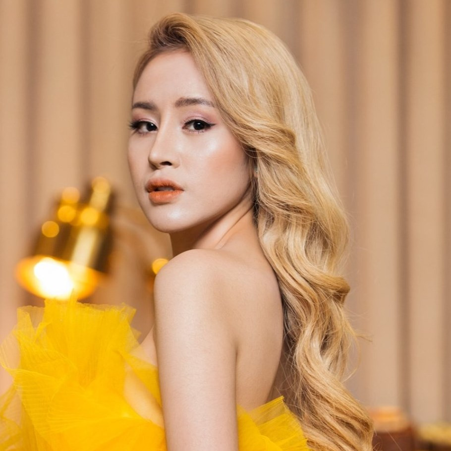 Không chỉ kín đáo hơn trong cuộc sống cũng như phong cách ăn mặc, Bà Tưng không còn "nổi loạn" bằng những phát ngôn sốc.