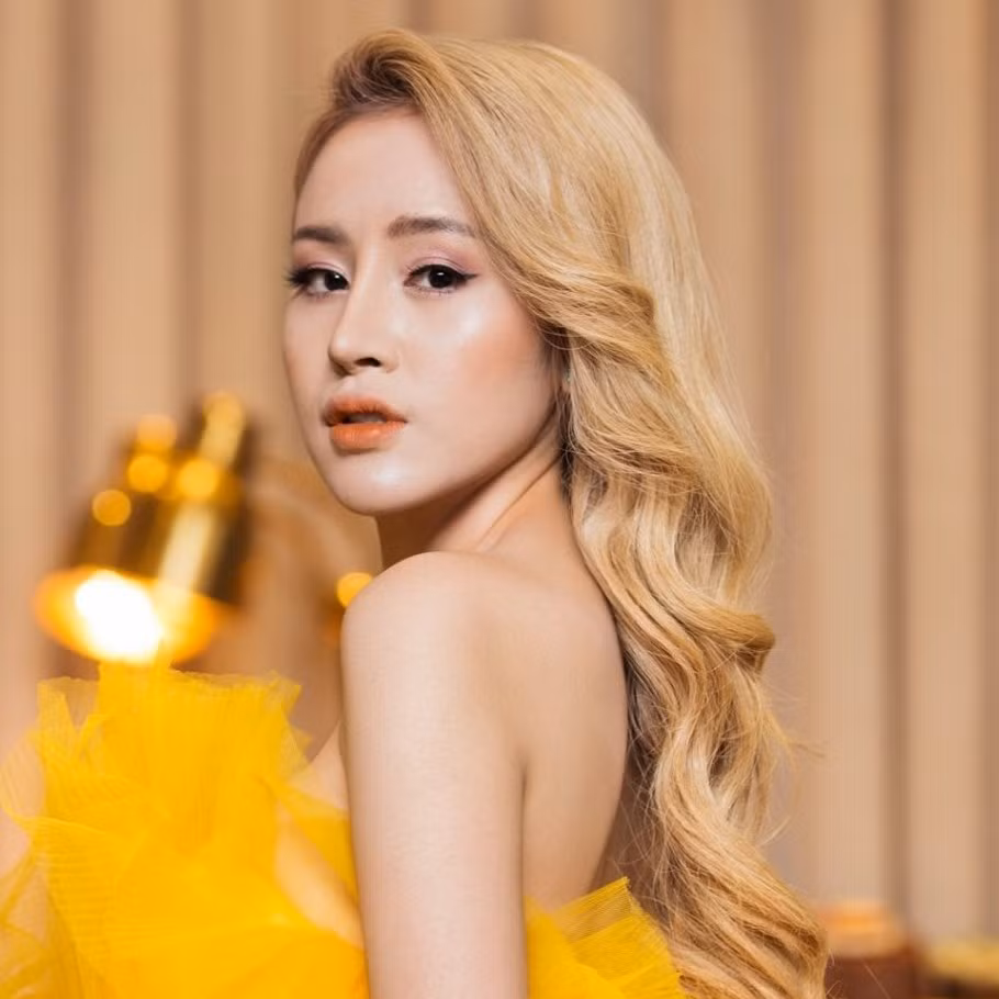 Không chỉ kín đáo hơn trong cuộc sống cũng như phong cách ăn mặc, Bà Tưng không còn "nổi loạn" bằng những phát ngôn sốc.