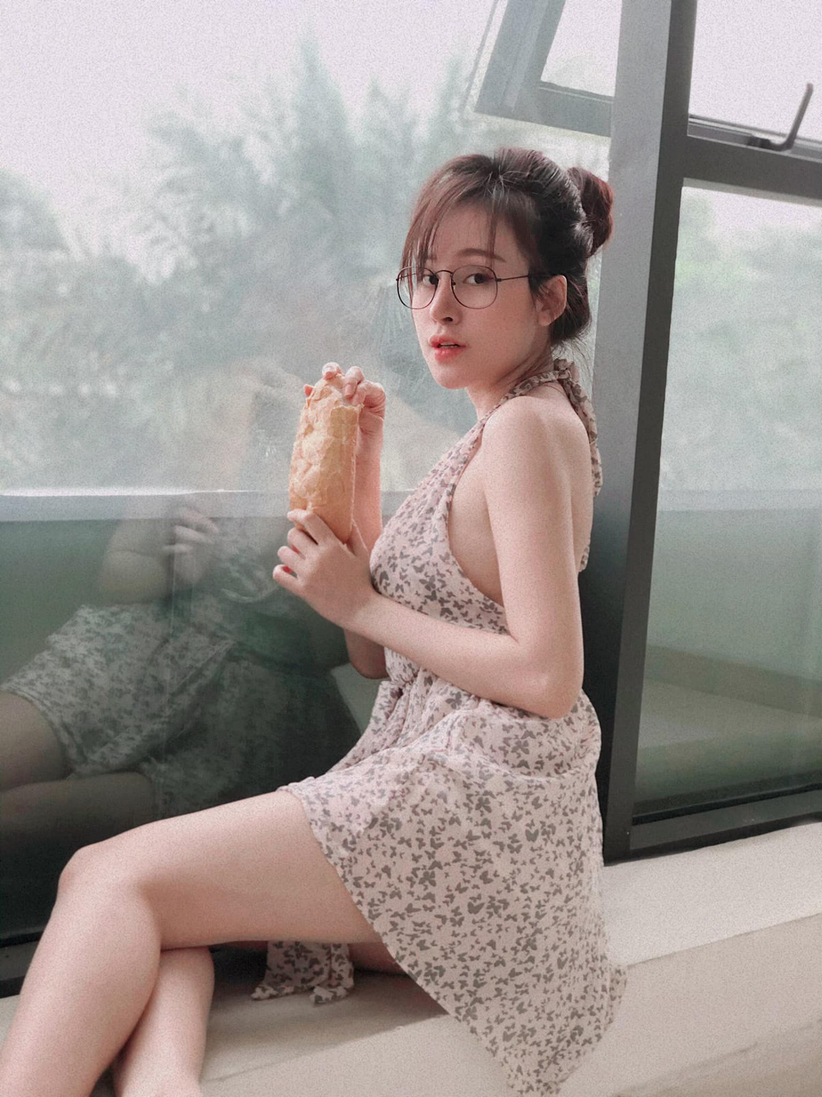 Khi ấy, Bà Tưng nổi tiếng chỉ sau một đêm với clip nhảy khoe da thịt, thả rông... Chưa hết, hiện tượng mạng này còn có phát ngôn sốc, công khai phẫu thuật thẩm mỹ thời gian trước đó.