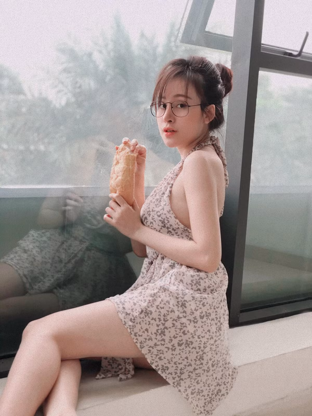 Khi ấy, Bà Tưng nổi tiếng chỉ sau một đêm với clip nhảy khoe da thịt, thả rông... Chưa hết, hiện tượng mạng này còn có phát ngôn sốc, công khai phẫu thuật thẩm mỹ thời gian trước đó.