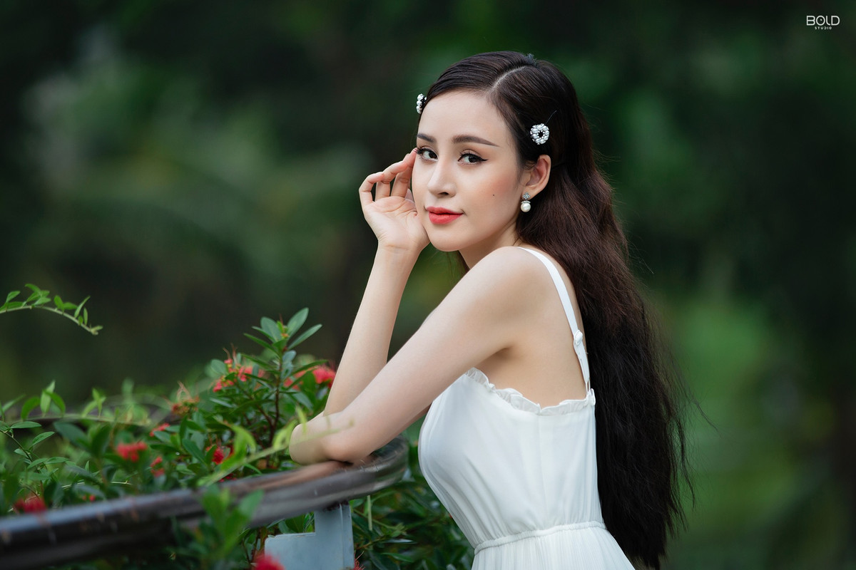 Nổi tiếng bằng những phát ngôn sốc và hình ảnh hở hang đến phản cảm, Bà Tưng đã trở thành một hiện tượng lạ trong cộng đồng mạng xã hội ở Việt Nam.