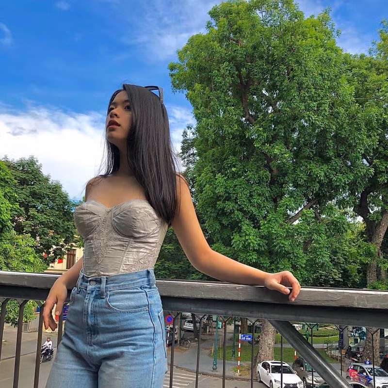 Thời gian gần đây, cô út nhà NSƯT Chiều Xuân luôn khiến nhiều người ngỡ ngàng với màn "dậy thì thành công", theo đuổi phong cách ngày càng gợi cảm.