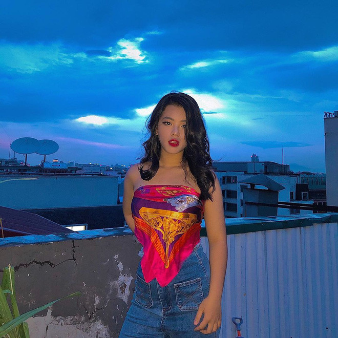 Hồng Khanh của hiện tại giờ đã ra dáng thiếu nữ với khuôn mặt v-line, các đường nét cũng sắc sảo hơn trước.