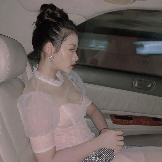 Sinh năm 2004, đến nay gái út nhà nhạc sĩ Đỗ Hồng Quân đã bước vào tuổi 16. Nếu trước đây 10X sở hữu thân hình mũm mĩm, gương mặt bầu bĩnh đáng yêu thì đến hiện tại, cô bạn có sự thay đổi lớn về ngoại hình.