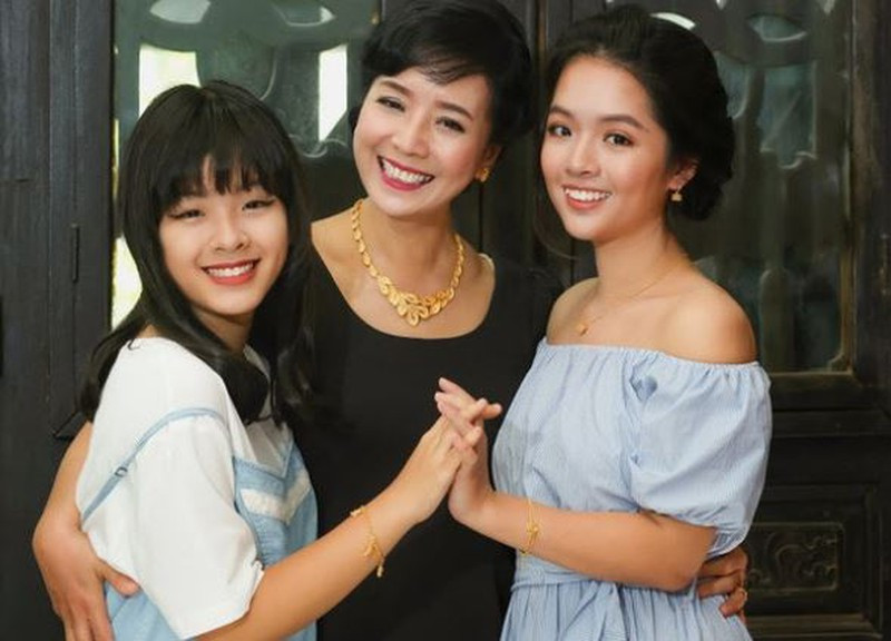 Đỗ Hồng Khanh được biết đến là cô con gái út của nghệ sĩ Chiều Xuân và nhạc sĩ Đỗ Hồng Quân. Trong khi cô chị kín tiếng và đã xây dựng gia đình thì cô em lại rất nổi bật khi thường xuyên xuất hiện trước truyền thông cùng mẹ.