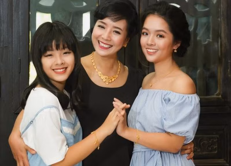 Đỗ Hồng Khanh được biết đến là cô con gái út của nghệ sĩ Chiều Xuân và nhạc sĩ Đỗ Hồng Quân. Trong khi cô chị kín tiếng và đã xây dựng gia đình thì cô em lại rất nổi bật khi thường xuyên xuất hiện trước truyền thông cùng mẹ.