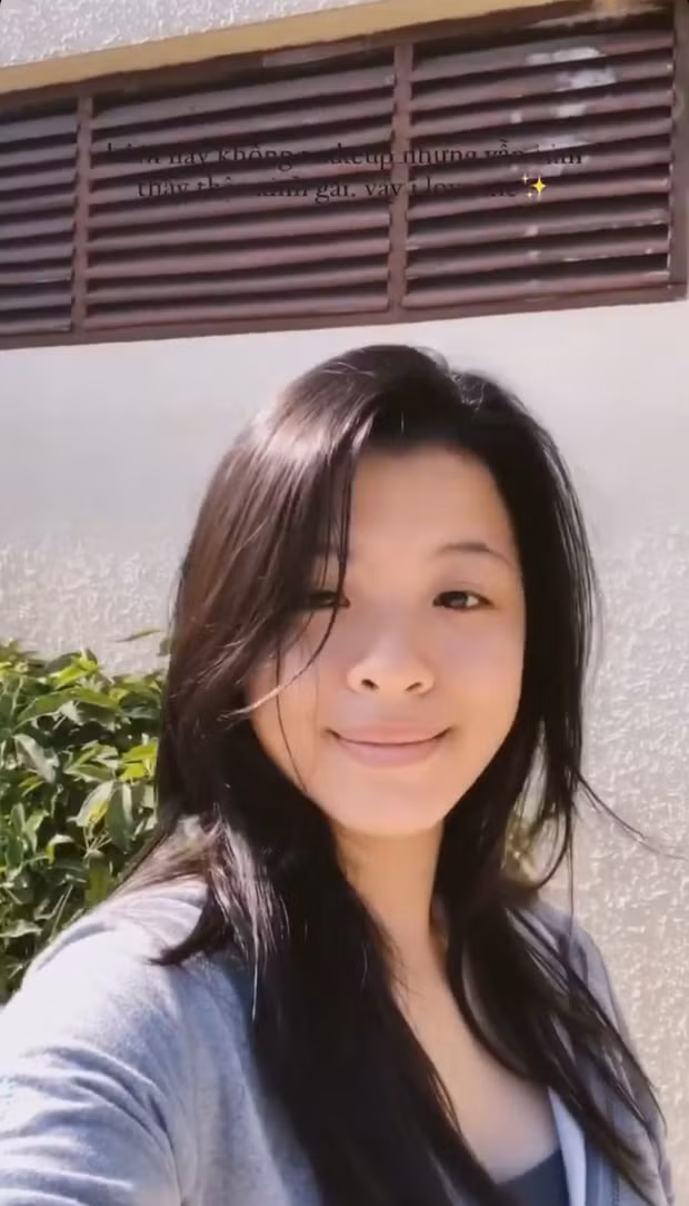 Tuy nhiên mới đây Hồng Khanh đã chủ động khoe gương mặt mộc hoàn toàn của mình lên Instagram.