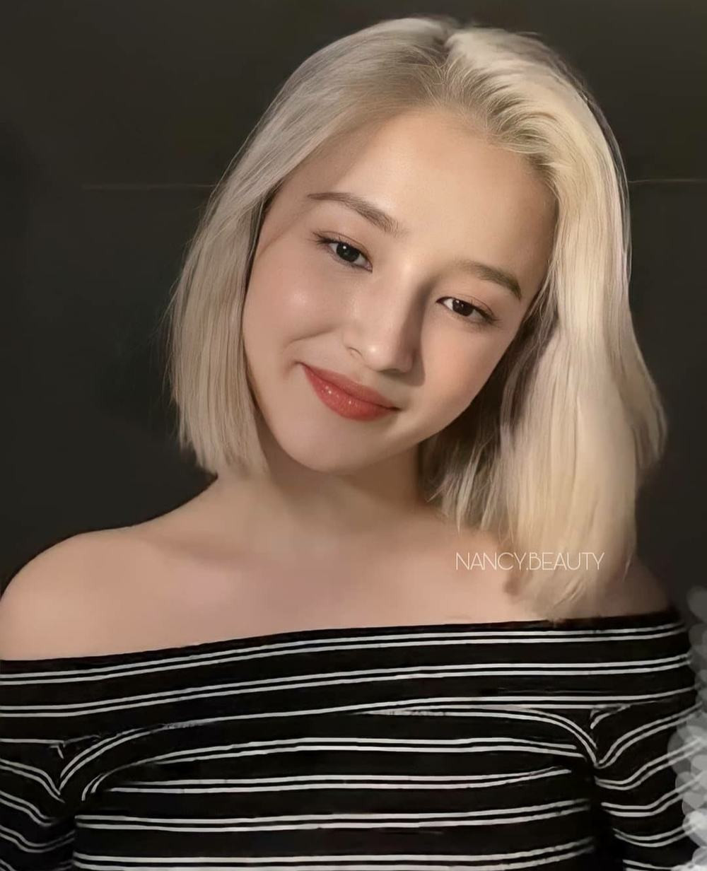 Mái tóc sáng màu càng tôn lên làn da trắng sứ và nhan sắc lộng lẫy như công chúa của Nancy.