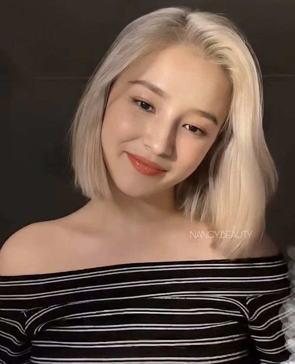 Mái tóc sáng màu càng tôn lên làn da trắng sứ và nhan sắc lộng lẫy như công chúa của Nancy.