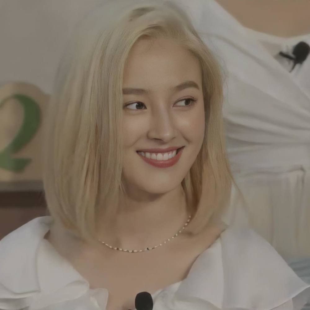 Nhan sắc nổi bật của "bông hồng lai" hoàn toàn có thể trở thành thế hệ visual tiếp theo của làng nhạc Kpop.