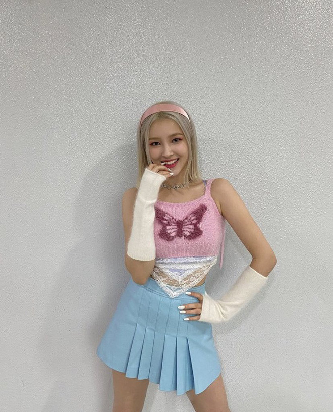 Nancy là ca sĩ, hot girl sinh năm 2000 nổi đình đám trên mạng xã hội. Cô nàng nổi bật nhờ vào vẻ đẹp lai 2 dòng máu là Mỹ và Hàn Quốc.