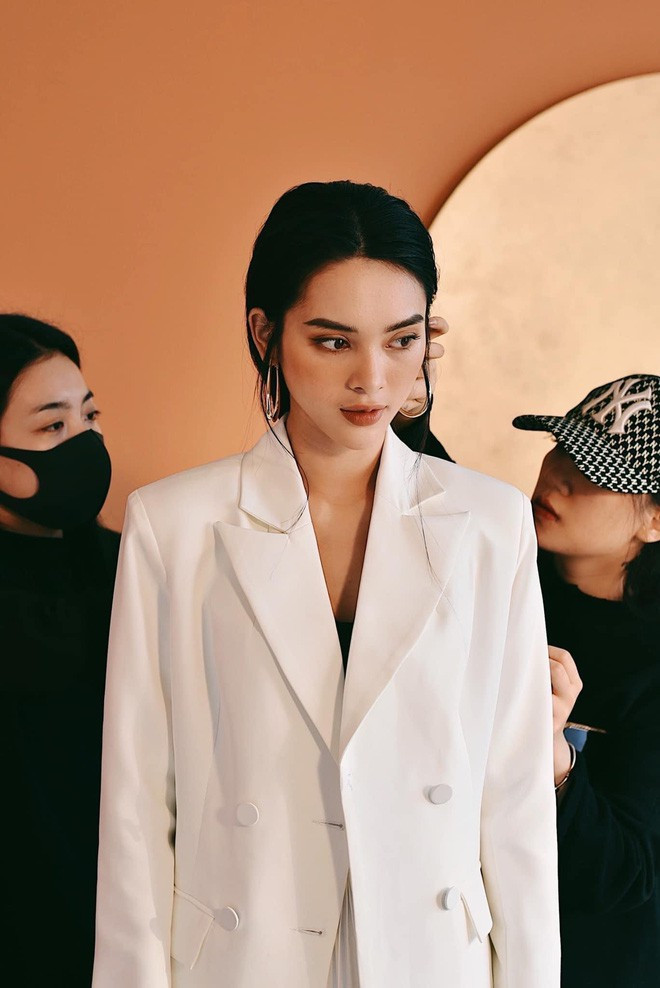 Xuất thân là người mẫu ảnh, không qua trường lớp đào tạo, nhưng nét mặt, biểu cảm của Quỳnh Lương qua từng MV đều thu hút và thuyết phục rất nhiều khán giả.