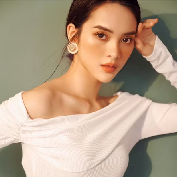 Năm 2019, nàng single mom - Quỳnh Lương tiếp tục giữ vững phong độ khi vào vai nữ chính trong MV “Nếu ngày ấy” của Soobin Hoàng Sơn và bùng nổ với vai diễn hoàng hậu trong MV “Tự tâm” (Nguyễn Trần Trung Quân).