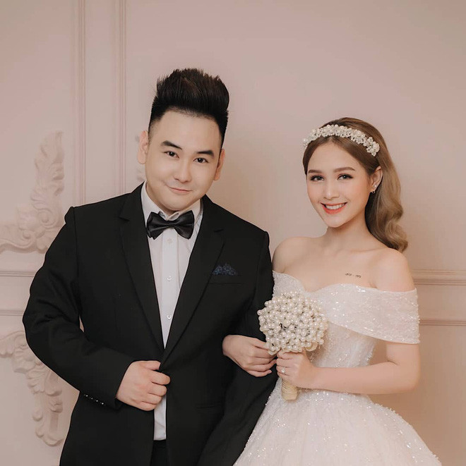 Xemesis tên thật là Hiếu Nghiêm, là một trong "Tứ hoàng streamer" nổi đình đám và anh được mệnh danh là "streamer giàu nhất Việt Nam". Còn cô vợ trẻ là hot girl Thùy Trang sở hữu nhan sắc lai Tây vô cùng xinh đẹp.