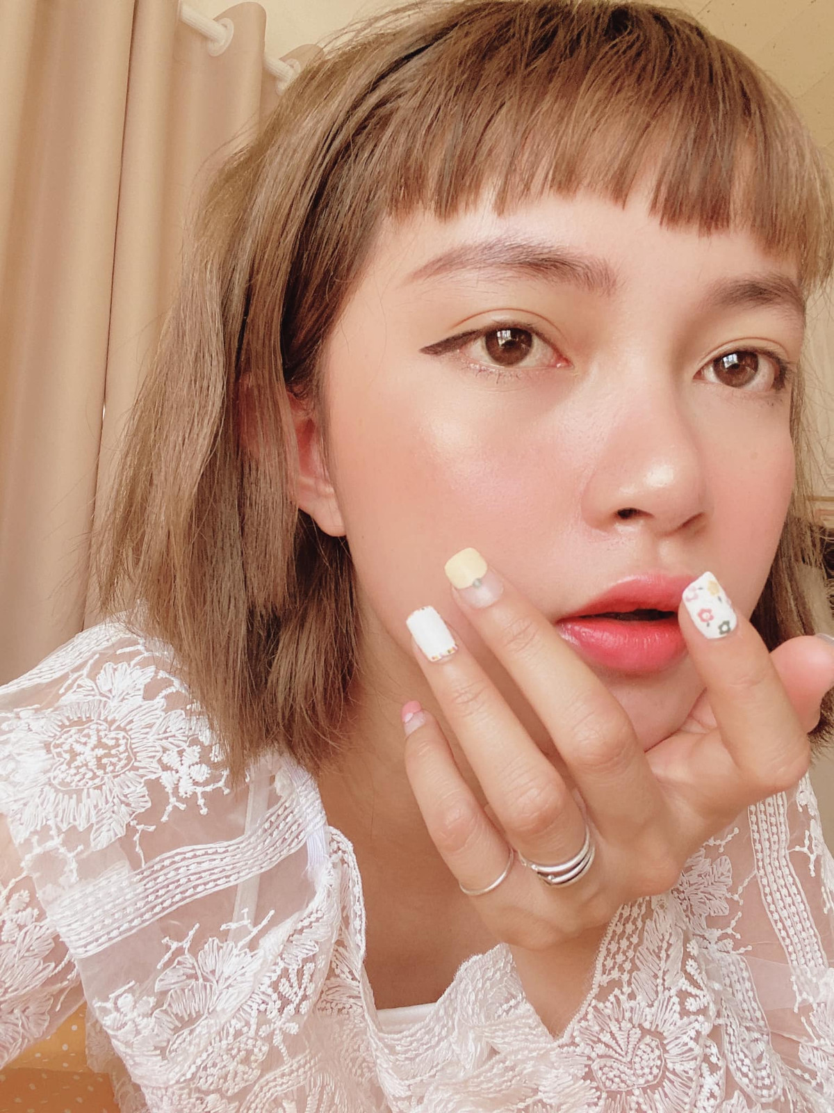 Mái tóc ngắn trên vai rất kén người, thế nhưng riêng Kỳ Hân lại rất phù hợp với kiểu tóc này hơn ai hết. Được biết, cô nàng lấy cảm hứng mái tóc từ Matilda - một nhân vật trong bộ phim Hân rất thích.