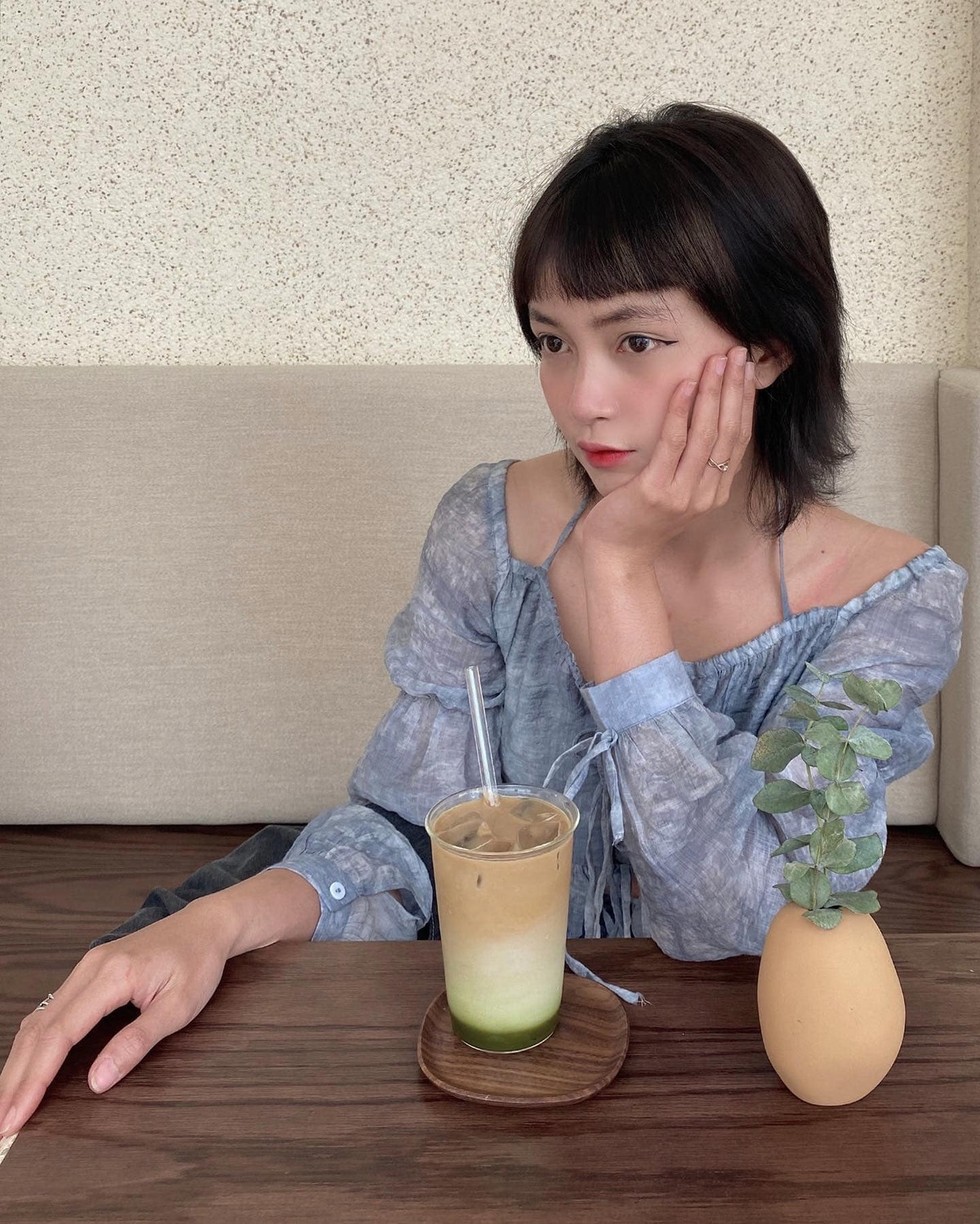  Hot girl Kỳ Hân sở hữu chiều cao 1,57m cùng gương mặt tròn bầu bĩnh, gò má cao, đôi mắt to long lanh và thần thái như mẫu chuyên nghiệp.