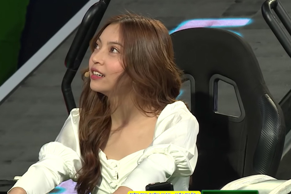 Trong một gameshow âm nhạc, khi hot girl Sam tuyên bố thích Quang Hải, Nhật Lê lập tức trợn mắt 'dằn mặt' kèm câu hỏi: "Chị thích lắm hả?" khiến dân tình chú ý.