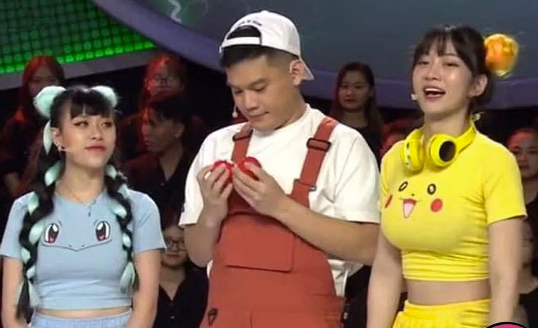 Xuất hiện trong chương trình Nhanh Như Chớp cùng với Tiktoker Long Chun và Trà Đặng, thời gian gần đây, Lê Bống là cái tên bị khán giả chỉ trích nặng nề khi mặc trang phục phản cảm lên sóng truyền hình.